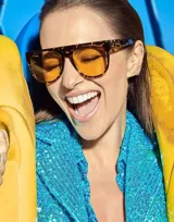 Lentes de sol unisex Hawkers modelo La Noire Eco, con montura carey y lentes color naranja.