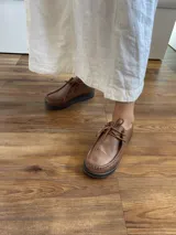 Zapato acordonado de cuero negro con suela de goma.