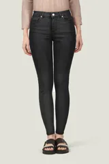 Jean de mujer color negro oscuro, tiro alto, corte skinny y largo cropped. Presenta cinco bolsillos y cierre de botón y cremallera.