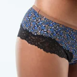 Shorty de microfibra con estampado floral en tonos azules y marrones, con detalles de encaje negro en los laterales.