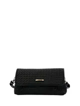 Cartera de hombro o cruzada Hush Puppies, confeccionada en ecocuero con diseño trenzado. Cuenta con cierre de solapa, bolsillo interior con cierre y correa ajustable y desmontable.