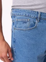 Jean de corte recto en color azul claro, con diseño clásico de cinco bolsillos, cierre frontal con botón y costuras reforzadas.