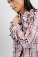 Camisa a cuadros color lila, beige y rojo, con cuello clásico, mangas 3/4 y volados en el frente.
