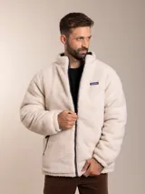 Campera puffer azul con cuello alto y cierre frontal. Interior forrado en sherpa color crema.