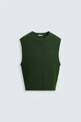 Chaleco de punto color verde oscuro, corte relajado (relaxed fit), con cuello redondo y sisas terminadas en rib.
