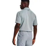 Polo deportivo Under Armour Tech para hombre, color gris claro, de manga corta, con cuello y tapeta de tres botones. Presenta el logo de Under Armour en el pecho izquierdo.