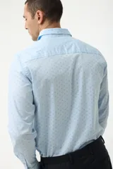 Camisa azul marino con pequeños lunares celestes, de corte clásico y manga larga.