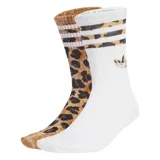 Pack de medias Adidas modelo Leo Crew de caña alta. Incluye un par con estampado animal print tipo leopardo y otro par blanco con detalles de rayas y estampado animal print en el puño, además del logo del Trifolio bordado.