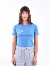 Remera de manga corta color azul celeste con cuello redondo y estampado frontal que muestra la definición de la palabra "blue".