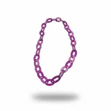 Collar de eslabones grandes hecho en resina de color violeta.
