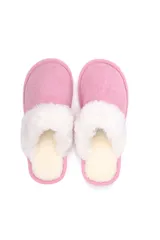 Pantuflas de estar por casa color arena, con exterior de textura gamuzada y detalle de piel sintética blanca en el borde superior.