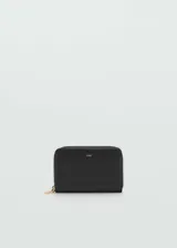 Billetera mediana de efecto piel saffiano, con cierre de cremallera perimetral y logo de la marca en relieve en la parte frontal. Cuenta con múltiples ranuras para tarjetas y un bolsillo interior con cremallera.