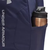 Mochila Under Armour Hustle Little Backpack de color azul oscuro, con el logotipo y la inscripción de la marca en color gris en el frente.
