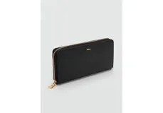 Billetera rectangular de diseño minimalista en color negro, con cierre perimetral y logo metálico de la marca en la parte frontal.