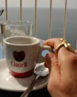 Anillo de diseño orgánico y macizo con forma irregular, elaborado en metal con acabado brillante. Presenta una estructura abierta que permite su ajuste.