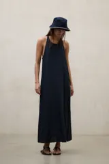 Vestido maxi azul marino de corte holgado, con escote redondo, espalda escotada y tirantes finos. Confeccionado en tejido fluido.
