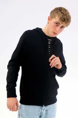 Campera con capucha de felpa en color azul marino, con cierre frontal completo y bolsillos estilo canguro.