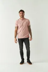 Remera de hombre color rosa, lisa, de manga corta, con bolsillo en el pecho y cuello redondo.