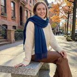 Bufanda de lana color azul marino con flecos en los extremos.