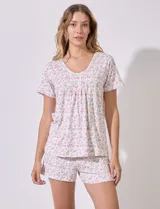 Conjunto de pijama estampado, compuesto por un short con cintura elastizada y una remera de escote en V con aplique de puntilla y detalle plisado.