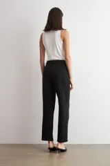 Pantalón de corte recto y tiro medio con diseño de jacquard floral en color negro.