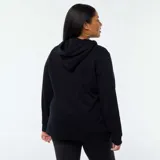 Buzo negro con capucha, cierre frontal con cremallera y bolsillos laterales.