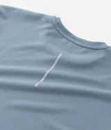 Remera deportiva Get Over de color azul marino, confeccionada en tech fleece con tecnología dry de secado rápido, cuello redondo y manga corta, de corte holgado.