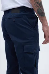 Pantalón cargo color marrón con bolsillos laterales y bolsillo cargo con solapa y botones.