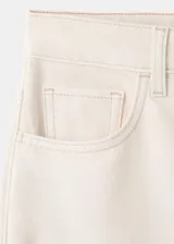 Jeans de algodón tiro medio, diseño acampanado estilo flare de corte largo, con trabillas, cinco bolsillos y cierre frontal de botón y cremallera.