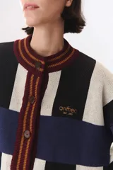 Cardigan de punto con diseño de bloques de color en tonos marrón, beige y verde. Presenta cuello redondo, cierre frontal con botones, mangas largas con hombros caídos y logo bordado en el frente.