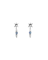 Aros colgantes de plata con diseño de estrella en la parte superior y una tira de cuentas metálicas y cristal facetado azul.