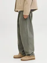 Pantalón jogger verde militar de corte holgado, con pinzas en la cintura y elástico ajustable.