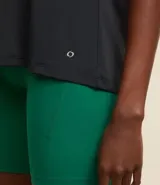 Remera deportiva de manga corta con cuello redondo, confeccionada en tejido texturizado con detalle reflectante y pliegue en la espalda.