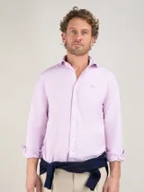 Camisa de popelina color lila claro, de corte slim fit, con cuello italiano con ballenas, manga larga terminada en puño simple y logo bordado en el pecho.