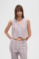 Chaleco cropped a rayas verticales celestes, naranjas y azules, con escote en V y cierre frontal con botones.