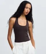 Body de poliamida color marrón oscuro, con diseño de escote halter y espalda abierta. Presenta breteles anchos que se unen alrededor del cuello y cierre inferior con botones de presión.