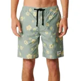 Boardshort Critical Slide modelo Splatter, color verde con estampado de flores amarillas y cordón de ajuste negro en la cintura.