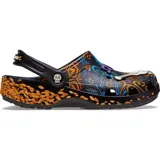 Zuecos de goma color negro con diseño estampado inspirado en la película Coco, con detalles alegóricos al Día de Muertos, pétalos de caléndula, elementos musicales y correas traseras con pivotes decorativos.