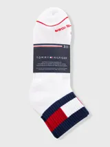 Pack de tres pares de medias de caña media, confeccionadas en tejido de algodón con detalles distintivos de la marca. Presentan un diseño con franjas horizontales en azul, blanco y rojo en el puño elástico y el logo de Tommy Hilfiger bordado en la parte superior del pie.