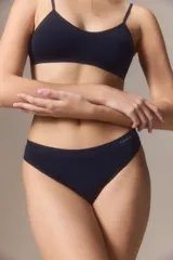 Bombacha tipo vedetina de corte mediano, confeccionada en tejido seamless sin costuras, con logo de la marca estampado en la cintura.