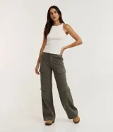 Musculosa básica femenina color bordó, confeccionada en malla rib de algodón con cuello redondo y textura acanalada.