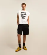 Bermuda masculina Ripping de tela french terry, color negro, con cintura elástica, cordón de ajuste interior y bolsillos cargo laterales.