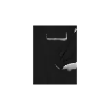 Camisa Oxford Fear of God Essentials de color negro, corte oversize, cuello clásico, cierre frontal con botones y bolsillos con solapa en el pecho.