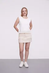 Musculosa blanca de algodón con detalle de puntilla en el ruedo.