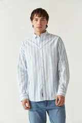 Camisa blanca a cuadros azules y grises, de manga larga y corte slim fit.