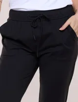 Pantalón jogger verde militar de Zac & Rachel, con pretina ancha elastizada, lazo de ajuste, bolsillos inclinados en la delantera y dobladillo en los ruedos.