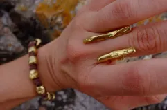 Anillo plateado con diseño abstracto y abierto, realizado en alpaca.