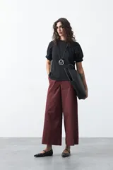 Remera blanca de manga corta confeccionada en algodón, con calce cómodo y mangas levemente abullonadas.