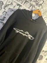 Canguro negro con capucha y bolsillo delantero, estampado con un diseño de Ichigo shinigami de Bleach en color blanco.