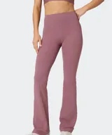 Pantalón de tiro alto y corte acampanado Fabletics modelo PureLuxe, color malva, confeccionado en tejido ultrasuave con diseño que realza la silueta.
